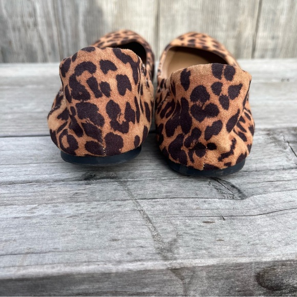 Amazon Essentials , Ruched Leopard Print Suede flat. - Picture 4 of 7